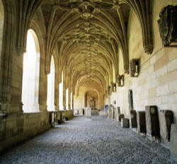 Parador Leon hall