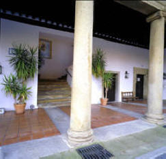 Parador Oropesa courtyard