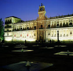 Parador Leon night shot