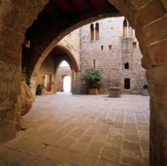 Parador Cardona patio